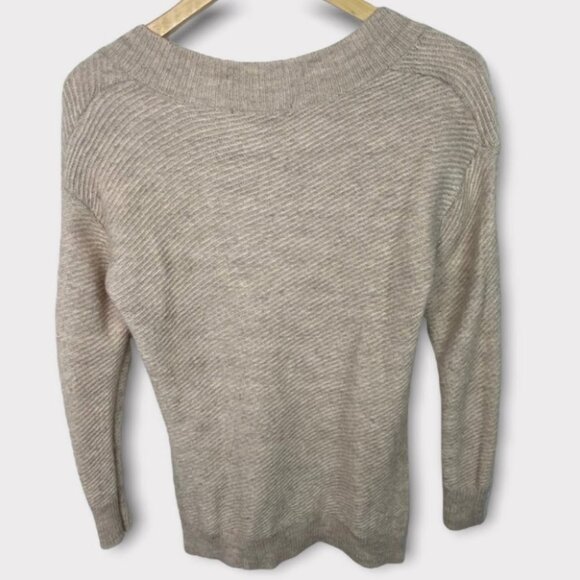 Saks Fifth Avenue‎ Soft V-Neck Ribbed Knit Sweater Size XS Pullover Minimalist - Picture 3 of 8